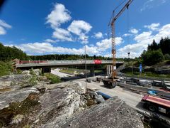 Arbeidet med ny Sletta bru går mot slutten. Til helga stenges E6 for å demontere midlertidig sikring og skilting. Når E6 åpner igjen, vil trafikken gå som normalt forbi anleggsområdet.