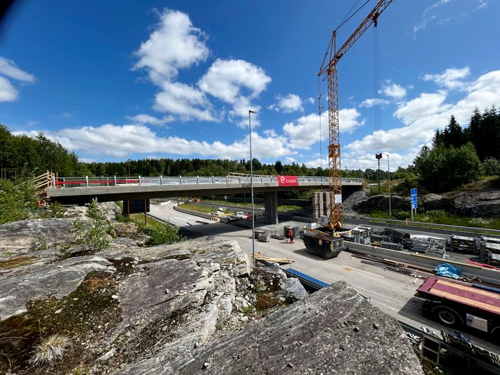 Arbeidet med ny Sletta bru går mot slutten. Til helga stenges E6 for å demontere midlertidig sikring og skilting. Når E6 åpner igjen, vil trafikken gå som normalt forbi anleggsområdet.