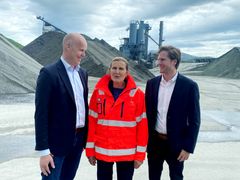 Statens vegvesens satsing på CO2-kutt innen asfalt og ferje, åpner for at Nordasfalt får bygd verdens første hydrogendrevne frakteskip. Fra markeringen i Bodø: Daglig leder Morten Watle i Green H (til venstre), vegdirektør Ingrid Dahl Hovland og adm.dir. Kevin Slettmyr i Nordasfalt.