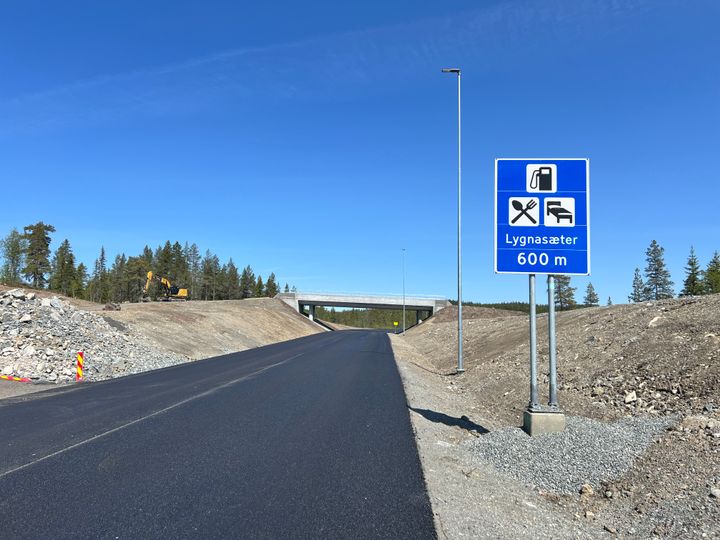 Ny veg klar for åpning. Bilde av nyasfaltert veg og skilt til Lygnasæter hotell.