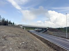 Bilde av den nye gang-, sykkel- og skibro over den nye riksvegen.