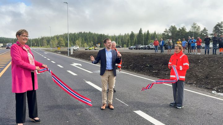 Statssekretær Tom Kalsås står i vegen og klipper snoren for siste delstrekning på Rv. 4 Hadeland.