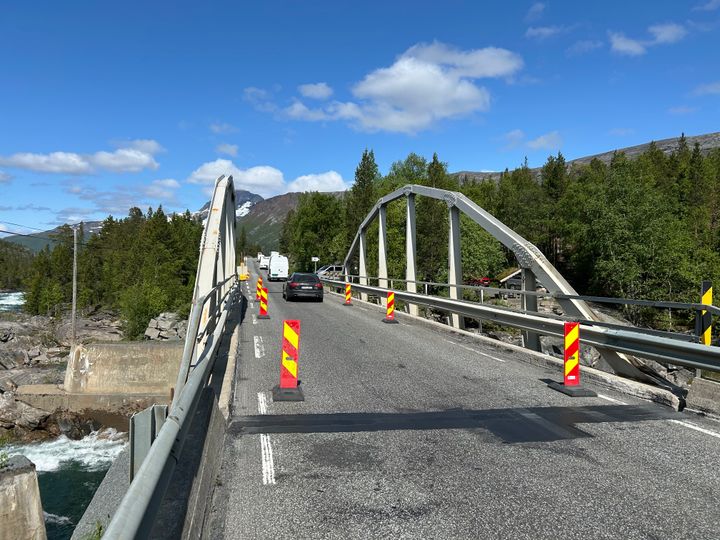 Bilde av Lønselv bru på E6 på Saltfjellet, med kjegler som sikrer sentrisk kjøring over brua.