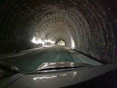 Det er sprøytet flere lag med sprøytebetong for å få en jevn og fin tunnelprofil. Her etableres det buer med armering, såkalte sprøytebetongbuer.