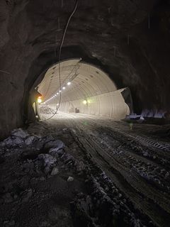 Deler av Strindheimtunnelen er strippet ned til fjellet (foran på bildet) for å sikre fjellet under.