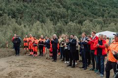 Bildet viser deler av forsamlingen som overvar markeringen. Bildeteksten sier, God stemning og bra fremmøte til anleggstarten på E6 Megården-Sommerset.