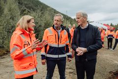 Bildet viser statsministeren i samtale med vegvesenet og entreprenøren. Bildetkesten sier, Lyttende sjef: Statsministeen viste stor interesse for prosjektet og de utfordringene Vegveenet og entreprenøren nå skal gi seg i kast med. Fv: Vegdirektør Ingrid Dahl Hovland, konsernsjef i Skanska Norge AS, Stein Ivar Hellestad og statsminister Jonas Gahr Støre (Ap)