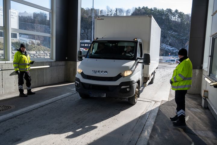Varebiler som transporterer gods mot vederlag innenfor Norge og har tillatt totalvekt mellom 2,5 og 3,5 tonn, skal ha nasjonalt varebilløyve fra 1. januar 2026. Det vil være krav om ett løyve per kjøretøy.