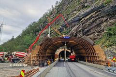 Støypen som vart gjennomført på laurdag var den ytterste seksjonen på portalen. No er det tre seksjonar som står att mellom ytre og innerste delen.