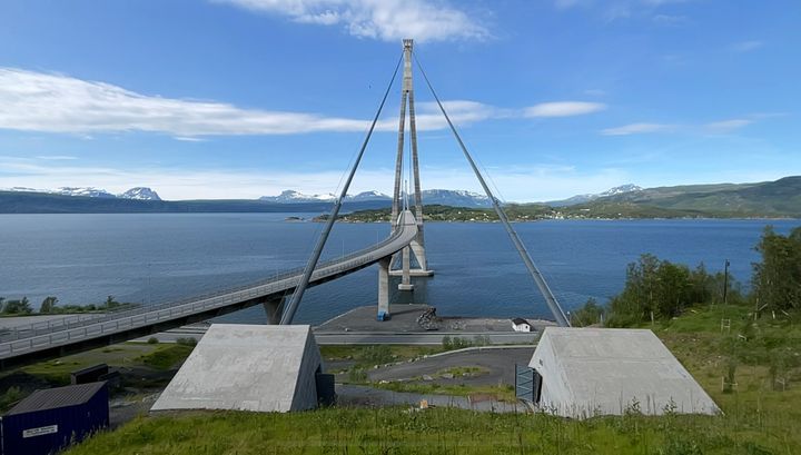 Statens vegvesen skal reparere asfaltskader på E6 Hålogalandsbrua de neste ukene. (Foto: Knut Haarvik / Statens vegvesen)