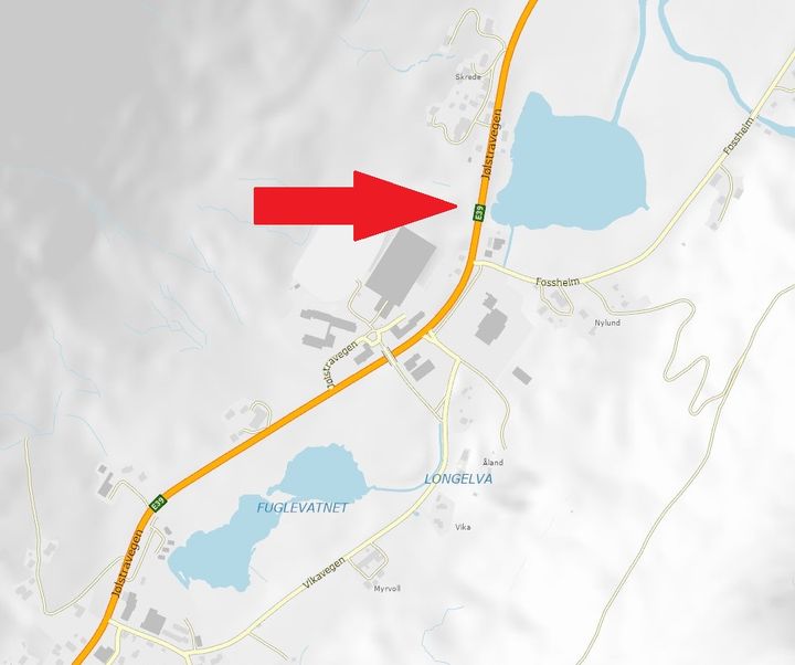 Pila viser kor på Skrede i Jølster Statens vegvesen skal montere ei stikkrenne. Kart: Statens vegvesen