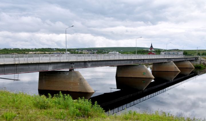 En skadet brufuge på E45 Kautokeino bru skal skiftes ut, og arbeidet starter denne uka. Mens arbeidet pågår vil ett kjørefelt over brua være åpent for trafikk, og det blir satt opp trafikklys for å regulere trafikken. Gangbanen vil være åpen for gående og syklende hele tiden.