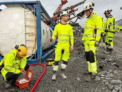 Sikkerhetsgjennomgang og tydelige instrukser gis før første salve kunne avfyres.