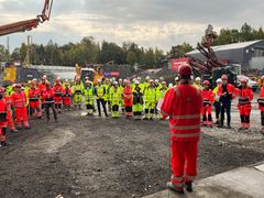 Prosjektsjef Tom Hedalen snakker til de ansatte på prosjektet før salven avfyres. Foto: Eirik Natlandsmyr / Statens vegvesen