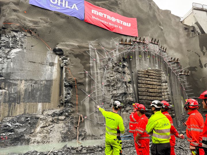 Tunnelportalene til den nye Gjønnestunnelen. Etter et års arbeid med å forberede byggegropen var det endelig tid for å kunne avfyre første tunnelsalve