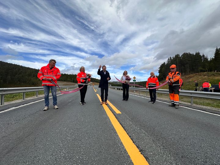 Statens vegvesen har de siste åra utbedret og bygd 50 kilometer ny veg på rv.3 i Østerdalen. Tirsdag kunne statssekretær i Samferdselsdepartementet, Tom Kalsås (Ap), klippe snora for nye fire kilometer i Tynset under den offisielle åpningen av rv. 3 Tunna bru. Arne Storsveen i Statens vegvesen og Ove Ragnar Nervik hos entreprenøren Johs. J. Syltern holdt i snora. Prosjektdirektør i Statens vegvesen, Ingunn Foss er , ordfører i Tynset Merete Myhre Moen og prosjektleder Jan Egil Eilertsen deltok også under vegåpningen.