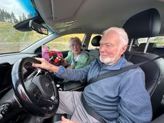 Marie og Bjarne Larsen fra Tynset fikk blomster som første bilister som kjørte over brua etter åpningen.