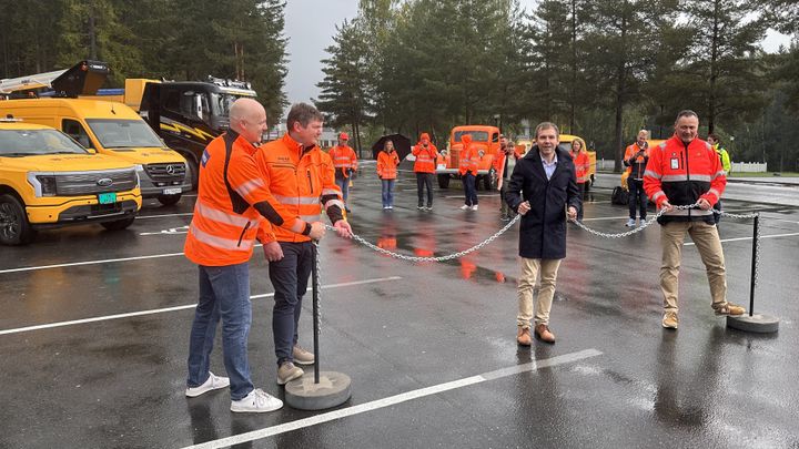 Oppstartmarkering 1. september: Sammenføying av en kjetting symboliserer starten på fem års kontraktsamarbeid mellom Statens vegvesen og entreprenørene Stian Brenden Maskinservice og Mesta om driften av riksvegene i Innlandet. F. v.: Konserndirektør Joar Ølmheim, Mesta, daglig leder Stian Brenden, statssekretær Tom Kalsås, Samferdselsdepartementet, og Cato Løkken, fungerende divisjonsdirektør Statens vegvesen. (Foto: Eli Ramstad / Statens vegvesen)
