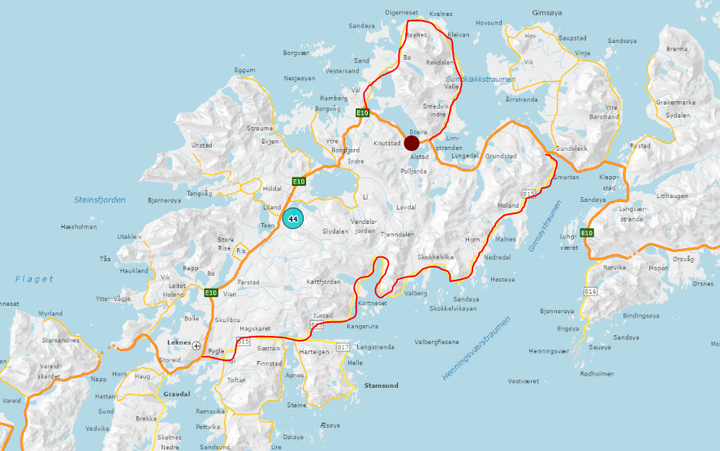 Kartutsnitt av Vestvågøy med inntegnede omkjøringsveger i forbindelse med at Knutstad bru på E10 er stengt.