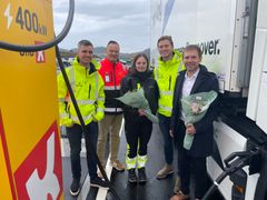 Døgnhvile AS – representert ved prosjektleder Morten Våge Alfheim (til venstre) og styreleder Sindre Wergeland (til høyre), eier og driver den nye plassen. De markerte åpningen sammen med fungerende divisjonsdirektør Cato Løkken fra Statens vegvesen, sjåfør Carina Sandved og statssekretær Tom Kalsås.