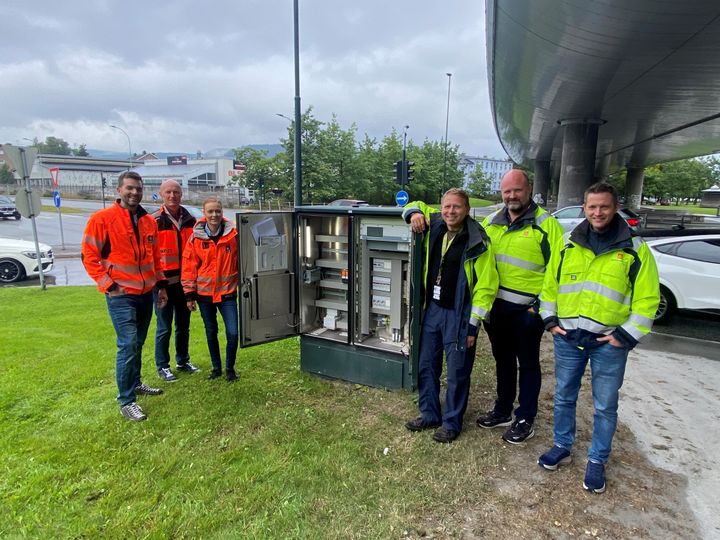 Sammen i hjertet av de elektroniske anleggene under Motorveibrua i Drammen: Philip Vestlie, Jens-Ivar Nilsen og Silje Hammer fra Mesta og Christian Noreng, Andreas Thorsen og Amund Langangen fra Statens vegvesen.