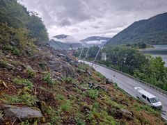 Arbeida med skredsikring av rv. 13 Ylvisåker held fram. Foto: Statens vegvesen