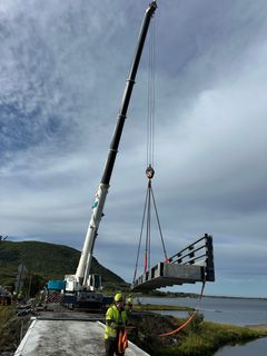 Brudelene som er fraktet fra lager i Molde, heises på plass i Lofoten fredag ettermiddag.