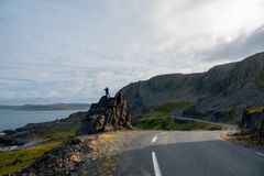 En person tar bilder av landskapet ved turistvegen.