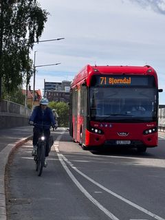 Med bufferfeltet går sykkelstien i Dyvekesvei fra at syklistene får trafikken tett på til at det er god avstand mellom syklist og biler.