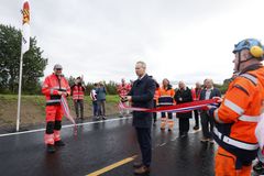 Klippet snora: Samferdselsminister Jon Ivar Nygård åpnet den aller første delstrekningen i OPS Hålogalandsvegen. Tv, Prosjektsjef i Statens vegvesen, Reidar Johansen. Th, prosjektdirektør i Skanska, Are Eliassen.