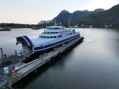 BIldet viser en ferje ved kai i Moskenes.