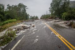 Bildet er et illustrasjonsfoto som viser et flomskred på E39 i Jølster i 2019.