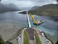 Kronen på verket: Mandag 22. september ble det mulig for arbeidere med sikringstau å gå tørrskodd over fjorden. Kl. 12 ble det siste stålelementet til Ramfjordbrua lirket på plass mellom søylen i sjøen og landkartet ved Leirbakken.