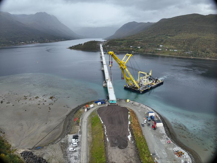 Kronen på verket: Mandag 22. september ble det mulig for arbeidere med sikringstau å gå tørrskodd over fjorden. Kl. 12 ble det siste stålelementet til Ramfjordbrua lirket på plass mellom søylen i sjøen og landkartet ved Leirbakken.