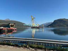 45 minutters seilas: Lekterne med bruelementene mellomlagres ved Olavsvern. Det tar 45 minutter å seile dem til Ramfjordbrua for montering.