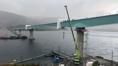 Telt: Under store telt sveises stålkassene på Ramfjordbrua sammen. Teltene verner i mot vind og nedbør mens arbeidet pågår.