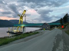 Stort, tungt og langt: Fylkesvegen på Hans Larsa-neset måtte stenges mens det første bruelementet ble heist og jekket på plass.