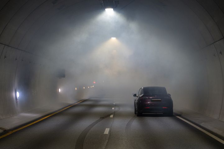 Bil stanset i tunnel med røyk rundt seg