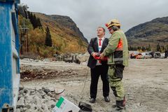 Bilde av Roald Aga Haug som trykker på knappen som utløyser salva.