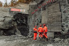 Bilde av prosjektleiar Frode Lykkebø saman med fleire frå prosjektgruppa.