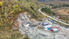 Bildet viser sjølve tunnelpåhogget med mattene som dekker hullet der det har blitt sprengt.