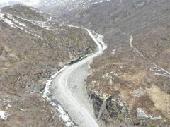Bildet er et dronefoto av områet ved Storeskar hvor riksveg 52 skal utbedres.