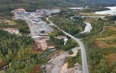 Bildet er et dronebilde av anleggsområdet i Kanstadbotn. Bildeteksten sier, Fiskefjordtunnelen vest i Kanstadbotn. Dagens E10 herfra til Kåringen blir fylkesveg når Fiskefjordtunnelen åpner.