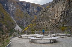 Ein mann ser utover Måbødalen frå rasteplassen.