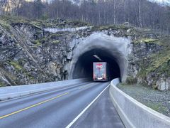 Auka køyrehøgde frå 4,1 meter til 4,5 meter (fri høgde) har heilt tatt bort problemet at høge køyretøy tar borti høgdeavgrensar eller tunneltak. Foto: Lars Olve Hesjedal, Statens vegvesen