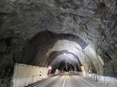 Slik var belysninga i tunnelen, før ubetring med kabelbru. Foto: Statens vegvesen