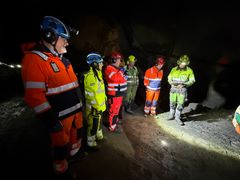 Bildet viser seks personer i verneutstyr inne i Fiskefjordtunnelen som gjør seg klar til å skyte siste salve. Bildeteksten sier, Ordfører i Lødingen, Hugo Bongard Jacobsen (Ap), gjør seg klar til å fyre av den siste salven i Fiskefjordtunnelen. Fv: Are Eliassen, prosjektdirektør i Skanska Norge AS, Ida Tryland Haugland, Hæhre AS, Alf Harrald Barosen, Statens vegvesen, Oddleif Tjugen, Skytebas Hæhre AS, Hugo B Jacobsen,  og Nikolai Taraldsen, Stuffreperatør Hæhre AS.