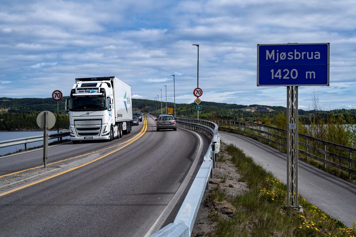 Bilde av brua med trafikk.