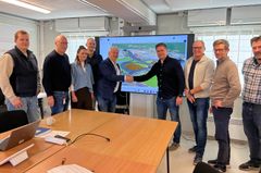 Kontrakta for ombygging av E39 Veibustkrysset er signert. Frå venstre: Stian Innselset, Ingar Valbø, Kamilla Busengdal, Ove Nesje, divisjonsdirektør Kjell Inge Davik i Statens vegvesen, dagleg leiar Rolf-Anders Håberg i Busengdal AS, Bjørn Busengdal , Ole Kristian Birkeland og Kåre Rolandsen.