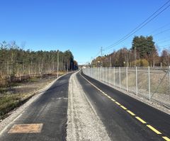 Den nye gang- og sykkelveien mellom Ås sentrum og Hauger bru har fortau, grussti for løping og toveis sykkelbane med gulstripe. (Foto: Knut Hasle, Statens vegvesen)